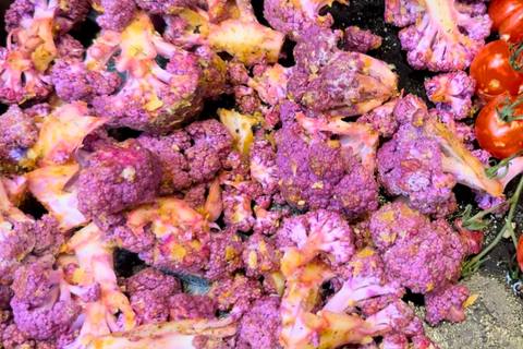 Veganer Kartoffelauflauf mit lila Blumenkohl (Vegan Potato Bake with Purple Cauliflower)